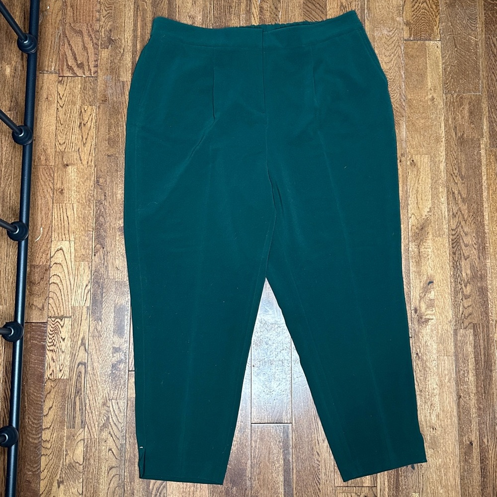 Pennington Tapered-Leg City Pant in emerald green